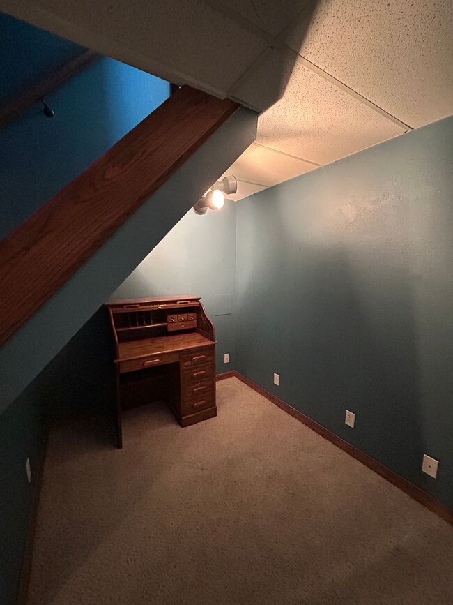 Building Photo - 3470 S Hillcrest Dr