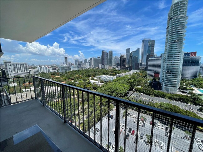 Building Photo - 1901 Brickell Ave
