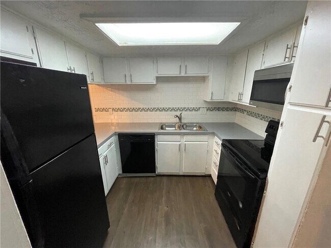 Building Photo - 305 E Croslin St