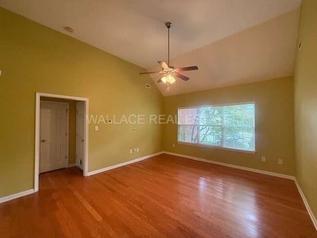 Building Photo - AWESOME 3 BEDROOM IN SOKNO IN COLONIAL EST...