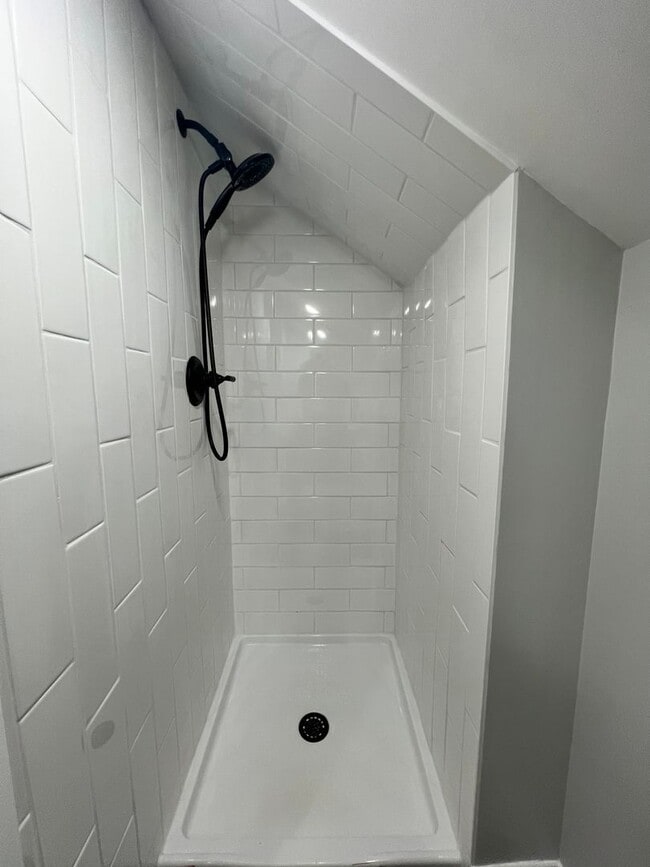 Building Photo - Fully Renovated 4 Bedroom, 2.5 Bath Home-Move In Ready