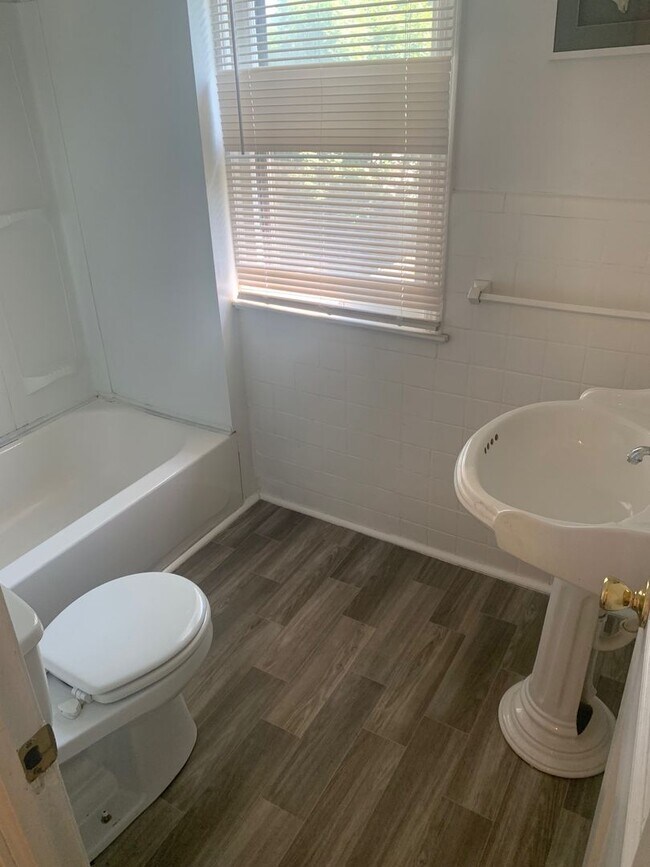 Building Photo - Beautiful Cleveland Heights 4 Bedroom Home...