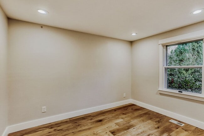 Building Photo - 3bd/2ba Woodinville Home