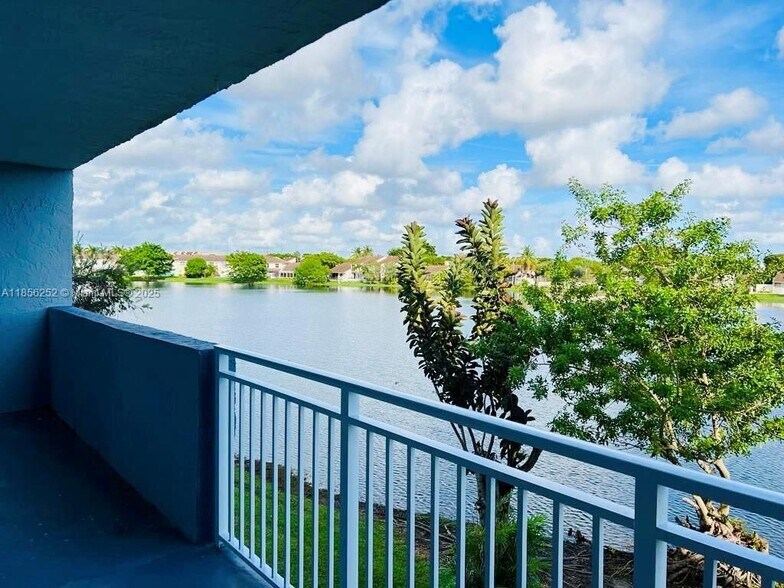 Primary Photo - 9359 Fontainebleau Blvd