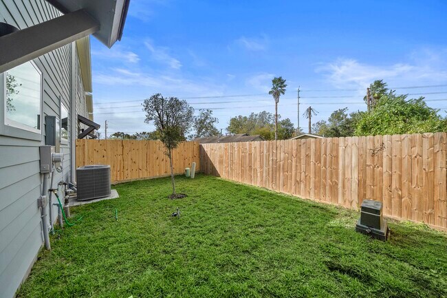 Building Photo - 8138 Esther Acres Ln