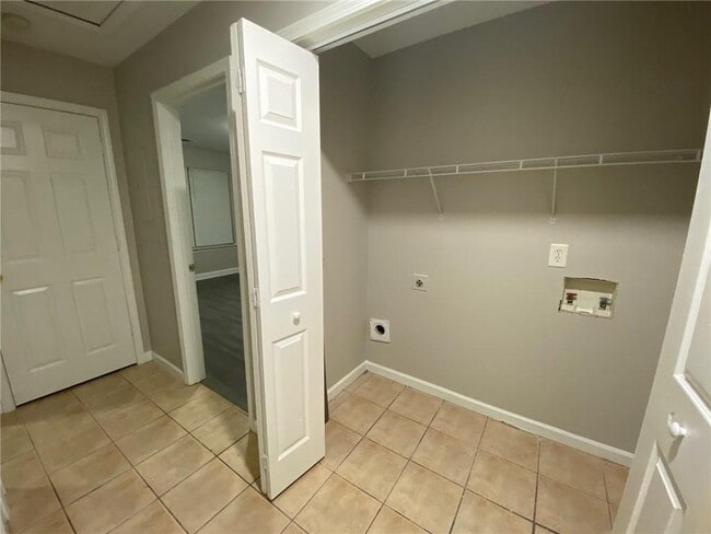 Building Photo - 130 River Pointe Ct SW