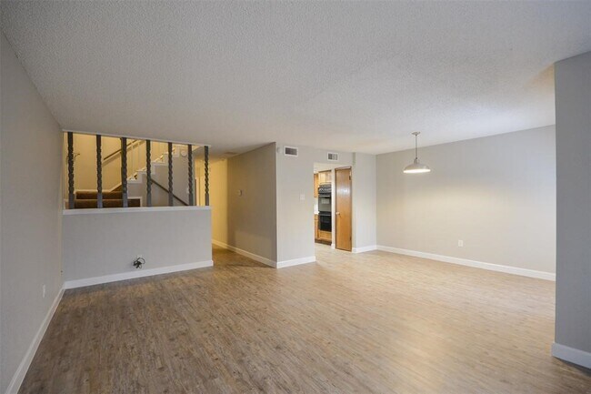 Building Photo - 1326 Town Cir