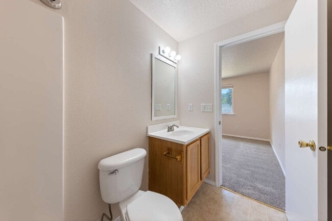Building Photo - Spacious 3 bedroom Duplex