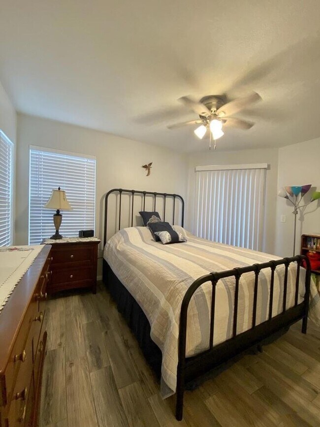 Building Photo - Eastlake Shores Downstairs Condo feat. Two Bedrooms and Two Bathrooms