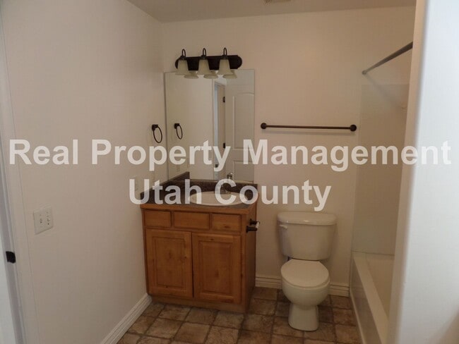 Building Photo - Darling Condo available