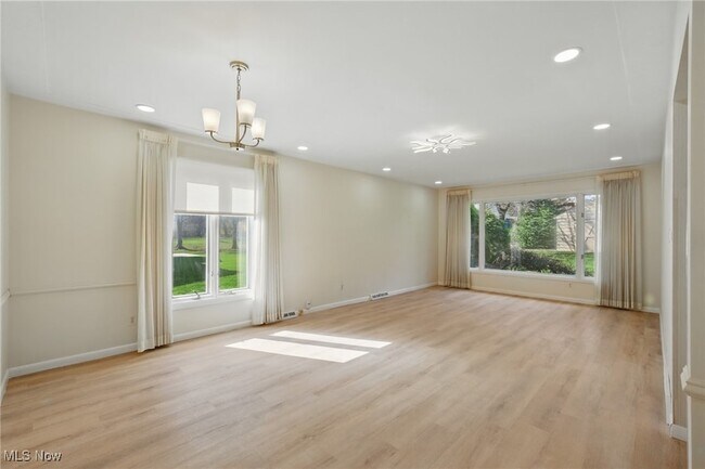 Building Photo - 33115 Ledge Hill Dr