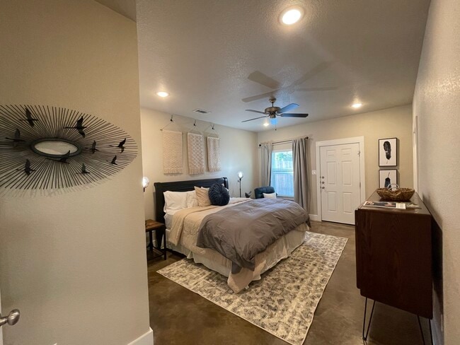 Building Photo - 3301 Belmont Dr