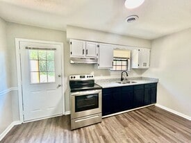 Building Photo - 706 Roberta Dr