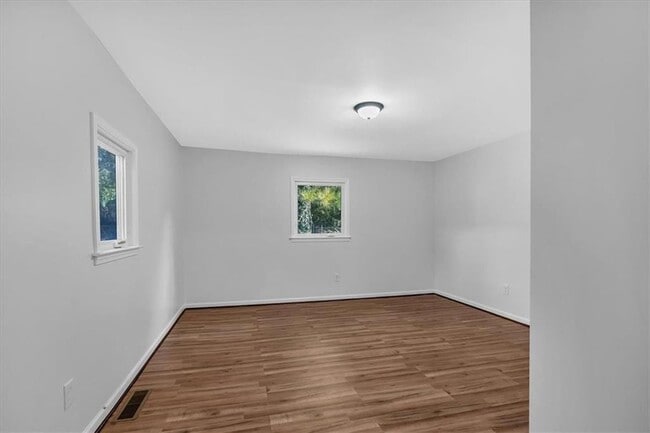 Building Photo - 2142 Cloverdale Dr SE