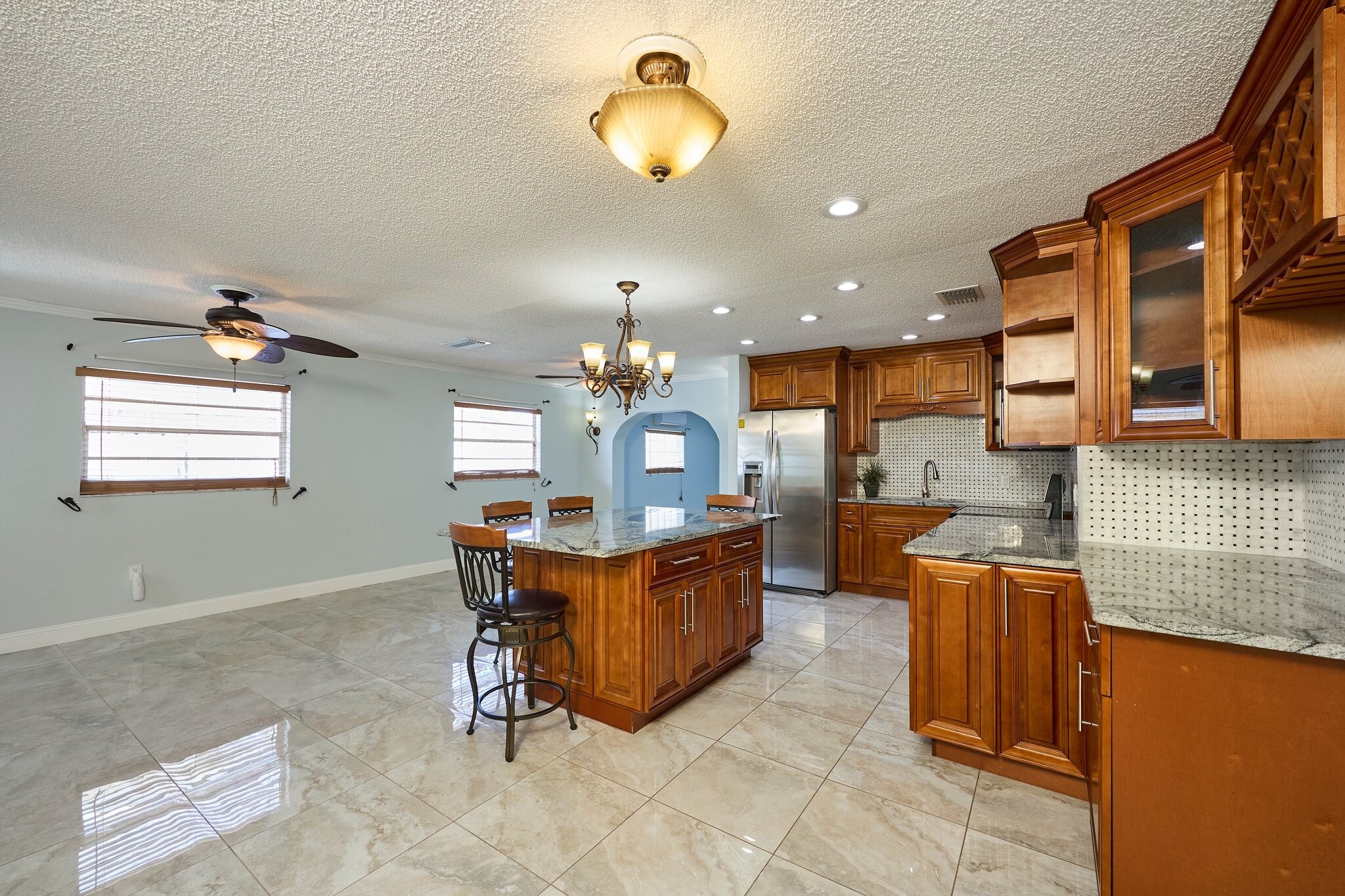 Building Photo - 6804 N Hubert Ave