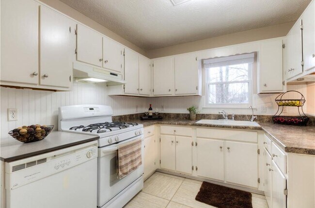 Building Photo - 420 Poplar Glen Ct