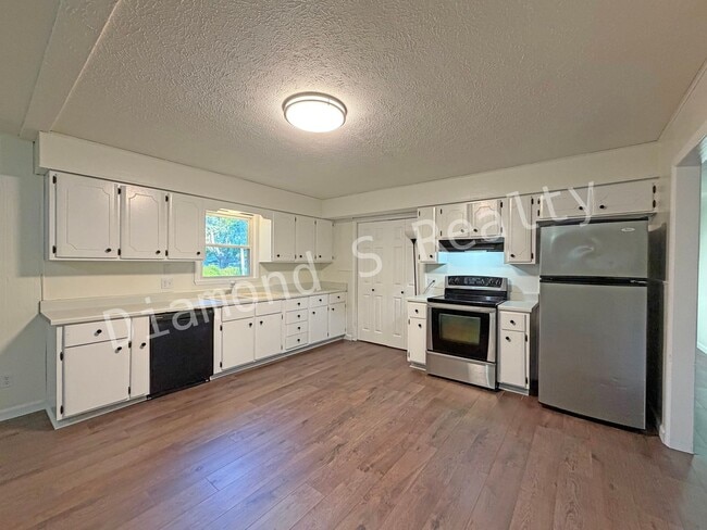 Building Photo - Spacious 3 Bedroom Home in South Springfield!