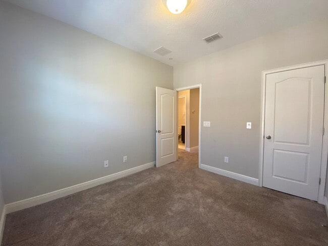 Building Photo - 2408 Lobelia Dr