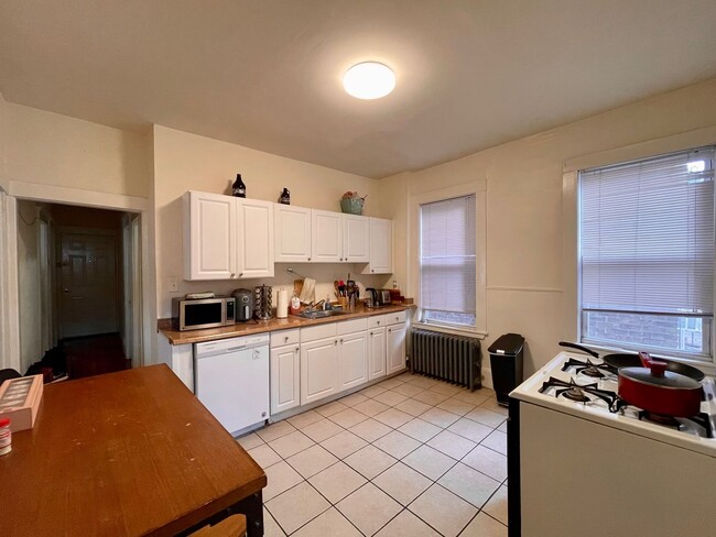 Building Photo - Awesome 3 Bed in Brighton Available for 9/...