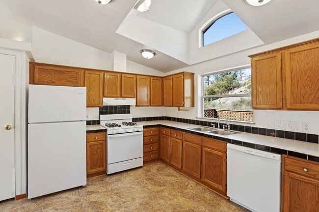 Building Photo - Wonderful Rural Home!