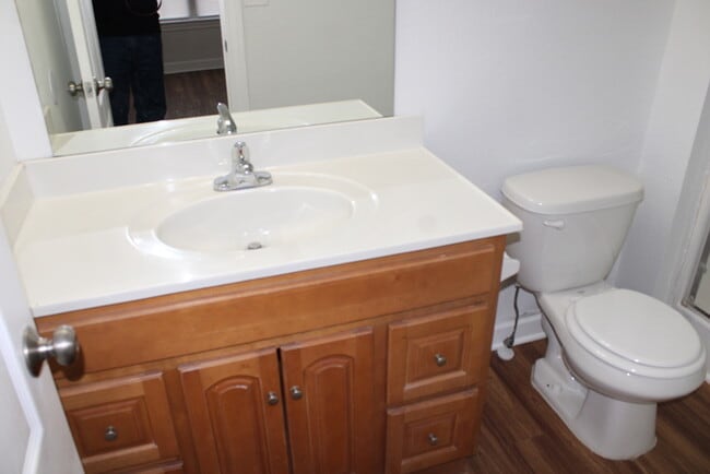 Building Photo - Beautiful 3 bedrooms and 2.5 baths with vanity in ALL ELECTRIC townhome in Blue Springs, MO