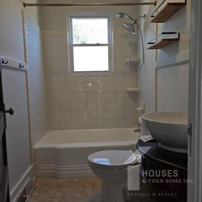 Building Photo - 106 E Wilburn Ave