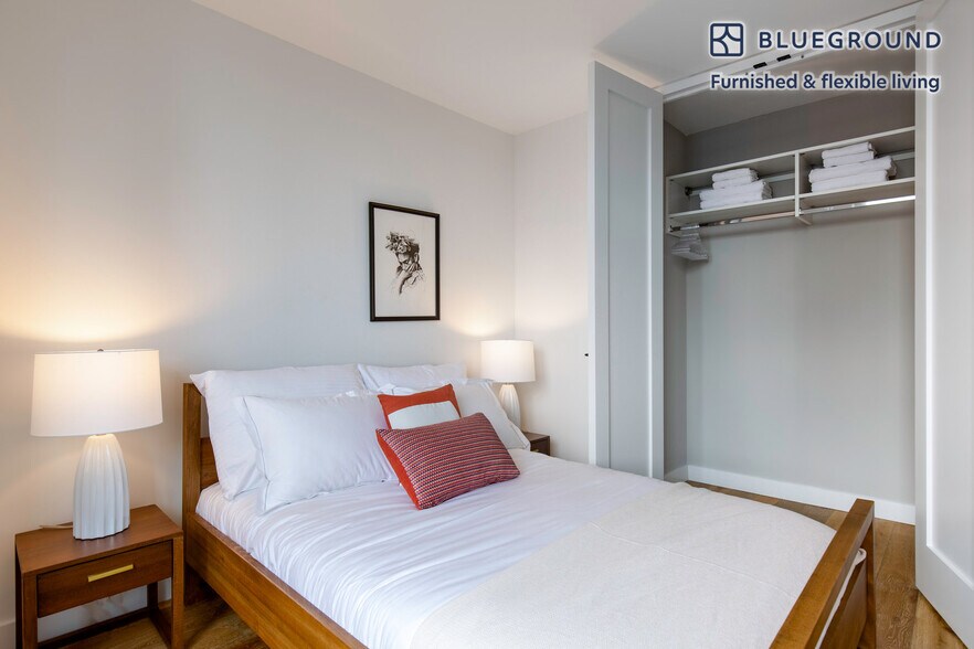 Building Photo - 560 W 43rd St