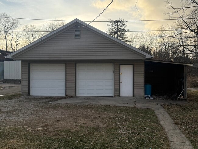 Building Photo - 429 Maple Ave