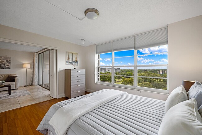 Building Photo - 575 Oaks Ln