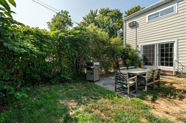 Building Photo - 2 Dover Ave