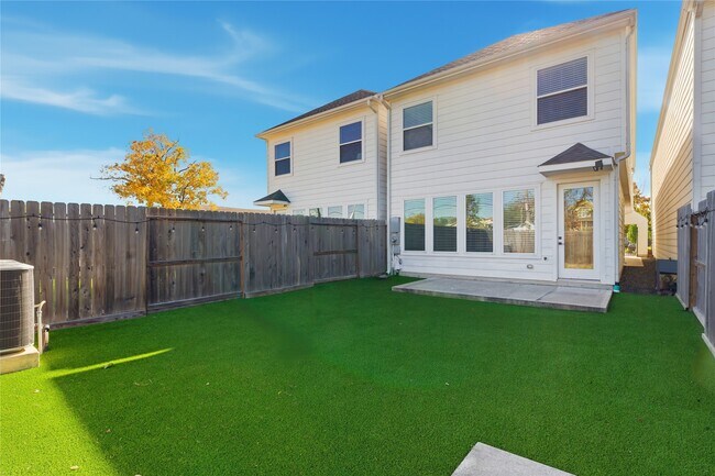 Building Photo - 819 W 19th St