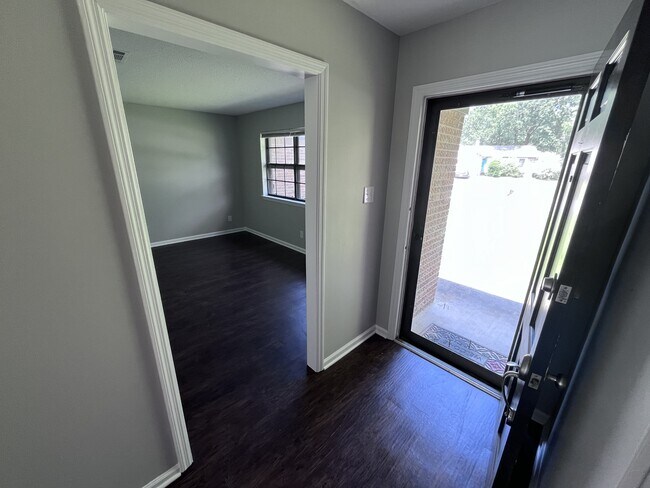 Building Photo - 215 Berkshire Cir
