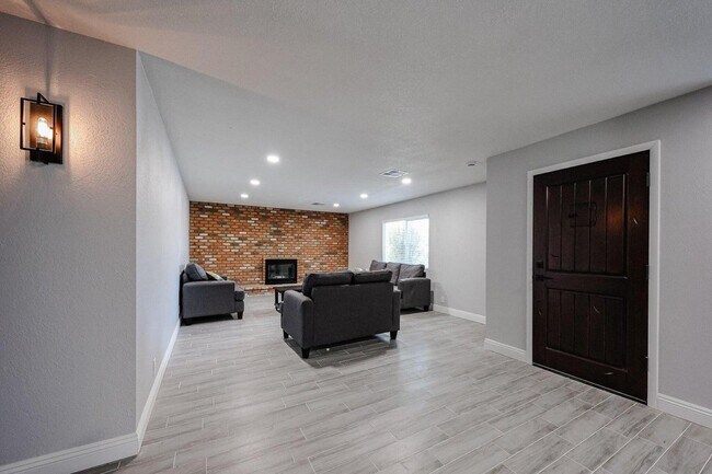 Building Photo - 11207 S Iroquois Dr