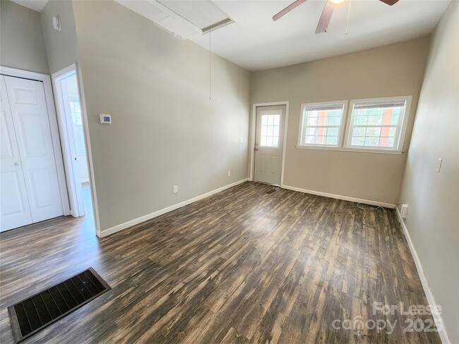 Building Photo - 1423 Oakshade Ave