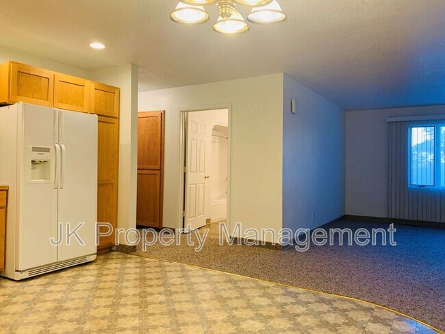 Building Photo - 1613 Sand Ct