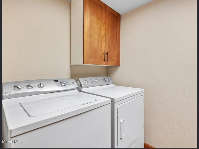 Building Photo - Executive Townhome - Walking distance to C...