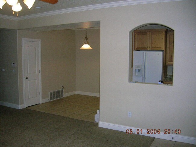 Building Photo - Great Condo with Tile & Granite