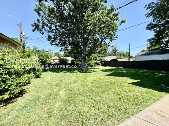 Building Photo - 2 Bed/1 Bath Home with Garage / Pet-Friendly / Available Now!