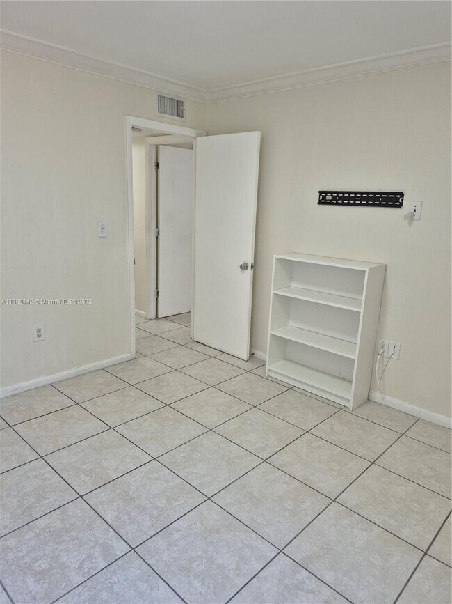 Building Photo - 9320 Fontainebleau Blvd