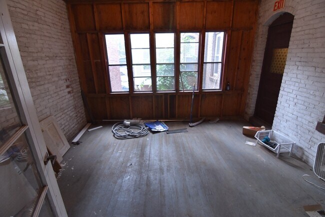 Building Photo - 1887 Beacon St