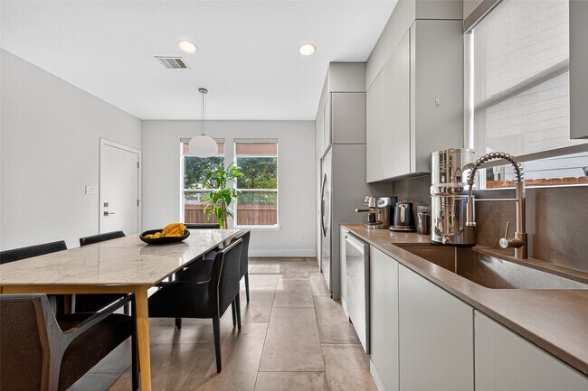 Building Photo - 10021 Hillside Bayou Dr