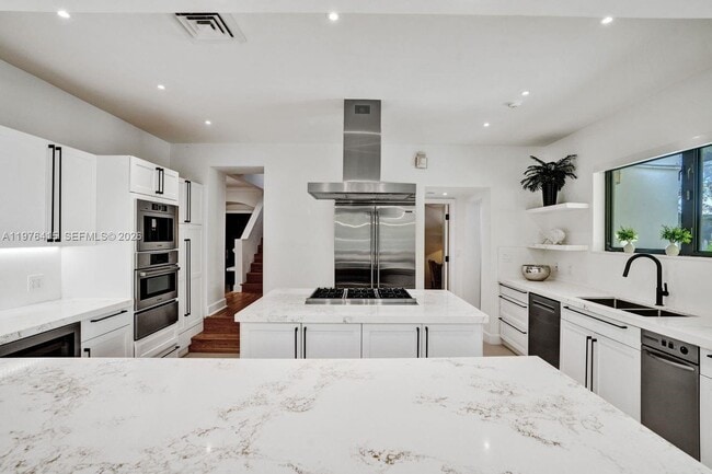 Building Photo - 5735 N Bay Rd