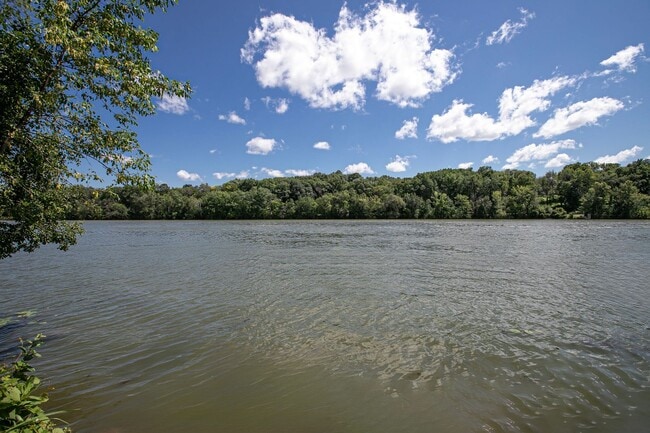 Building Photo - Luxury Riverfront Home