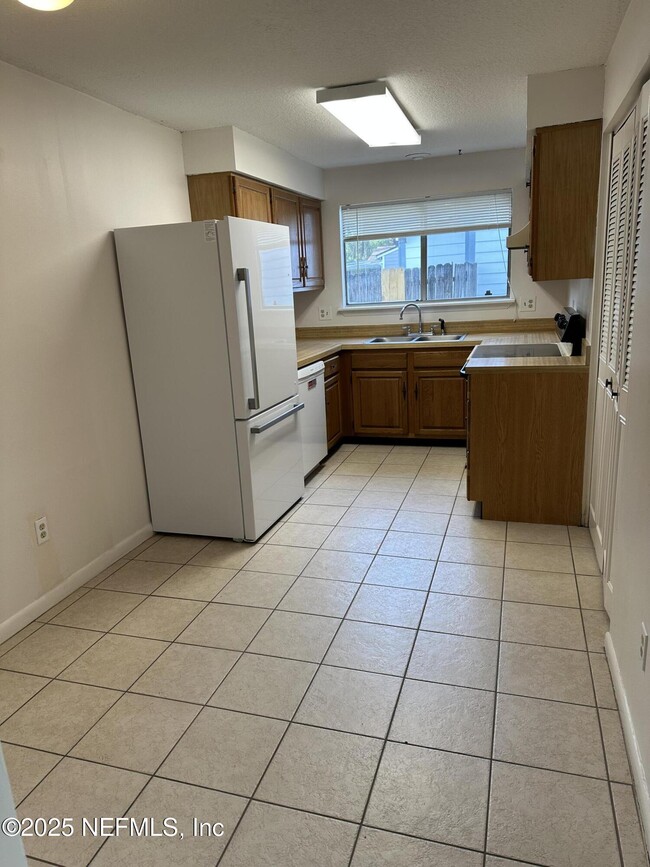 Building Photo - 10369 Arrow Lakes Dr E