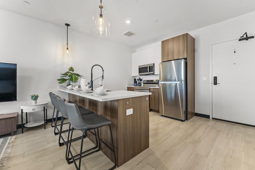 Building Photo - 600 Broadway-SI ID1240289P