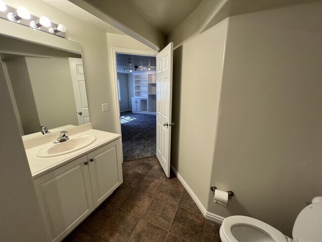 Building Photo - 202 E White Spruce Cv