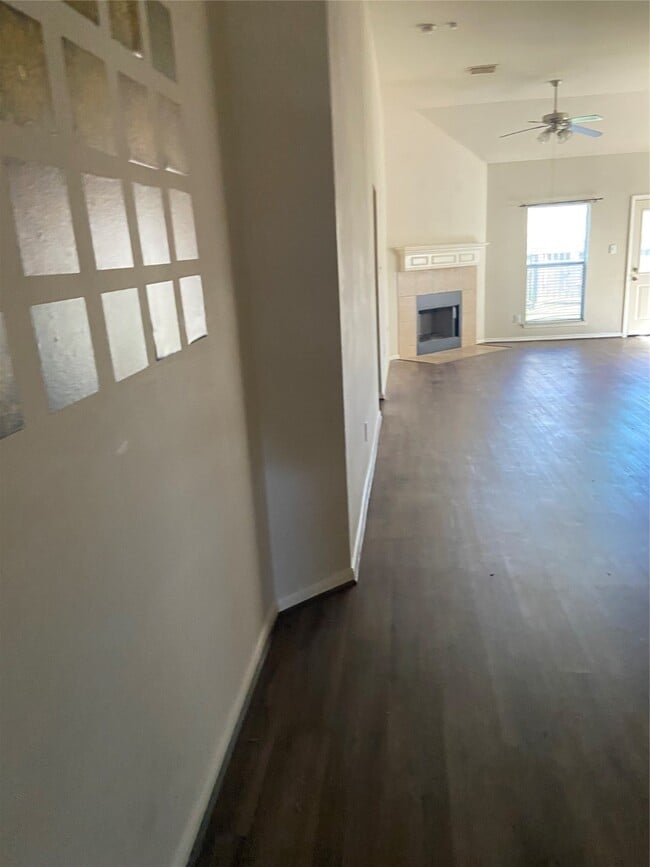 Building Photo - 1930 Shady Oaks Ct