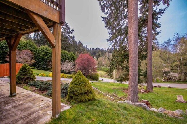 Building Photo - Lovely Home and Property Located on Honeymoon Lake!