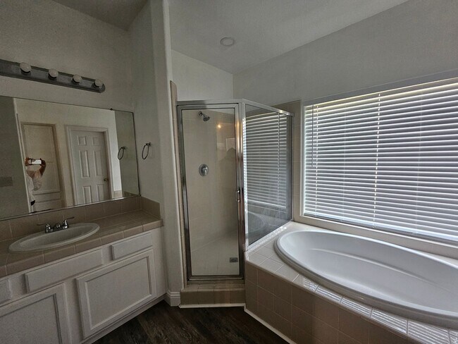 Building Photo - 4 Bedroom 2 Bath