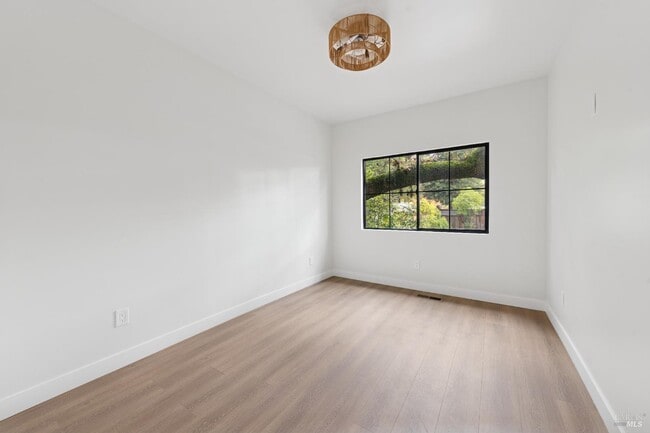 Building Photo - 735 Hunt Ave